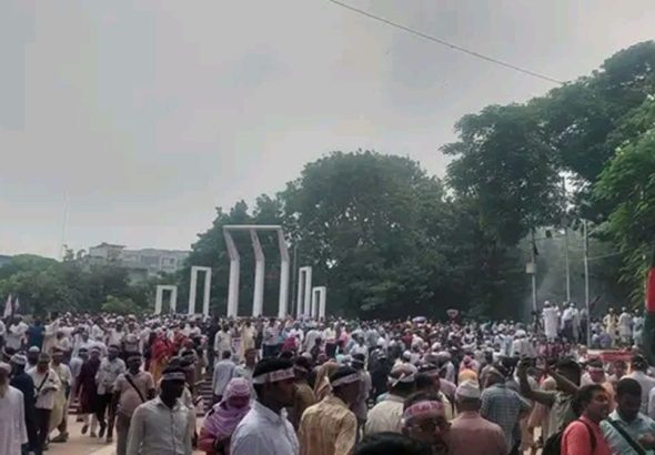 ‘মার্চ টু যমুনা’র জন্য শহীদ মিনারে জড়ো হচ্ছেন শিক্ষক-কর্মচারীরা