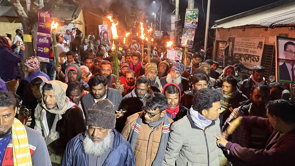 চাঁপাইনবাবগঞ্জে এক প্রার্থীর মনোনয়ন বাতিলের দাবিতে তিন উপজেলায় মশাল মিছিল