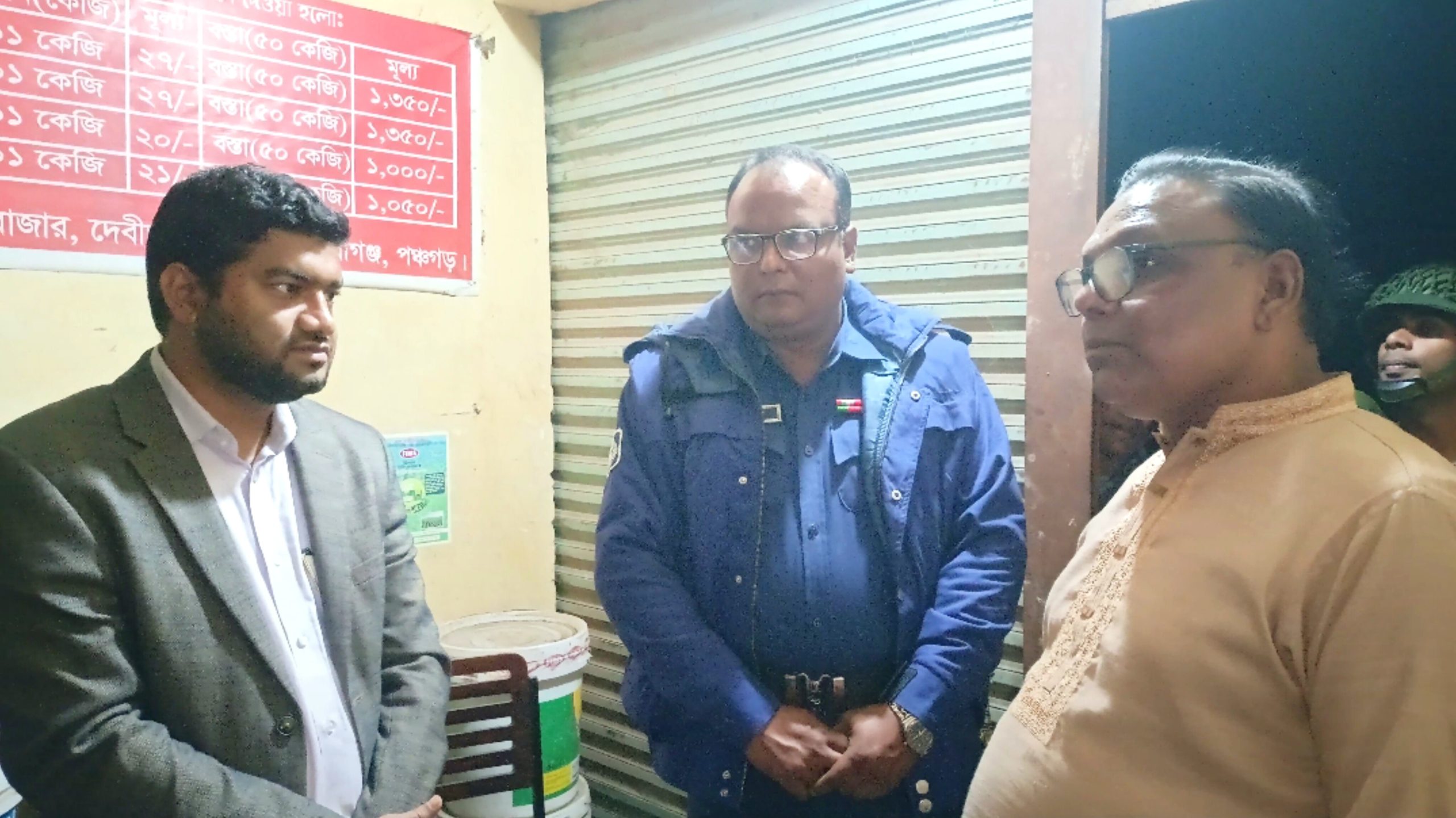 যৌথবাহিনীর অভিযানে বিএনপি নেতার ভাইয়ের গুদাম থেকে মজুদ করা ২ হাজার বস্তা সার জব্দ