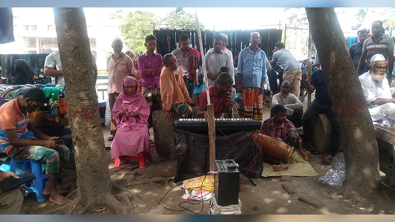 গান গাইতে বাধা দেয়ায় দৃষ্টিপ্রতিবন্ধী ৯ জনের পরিবারের জীবিকা বন্ধ