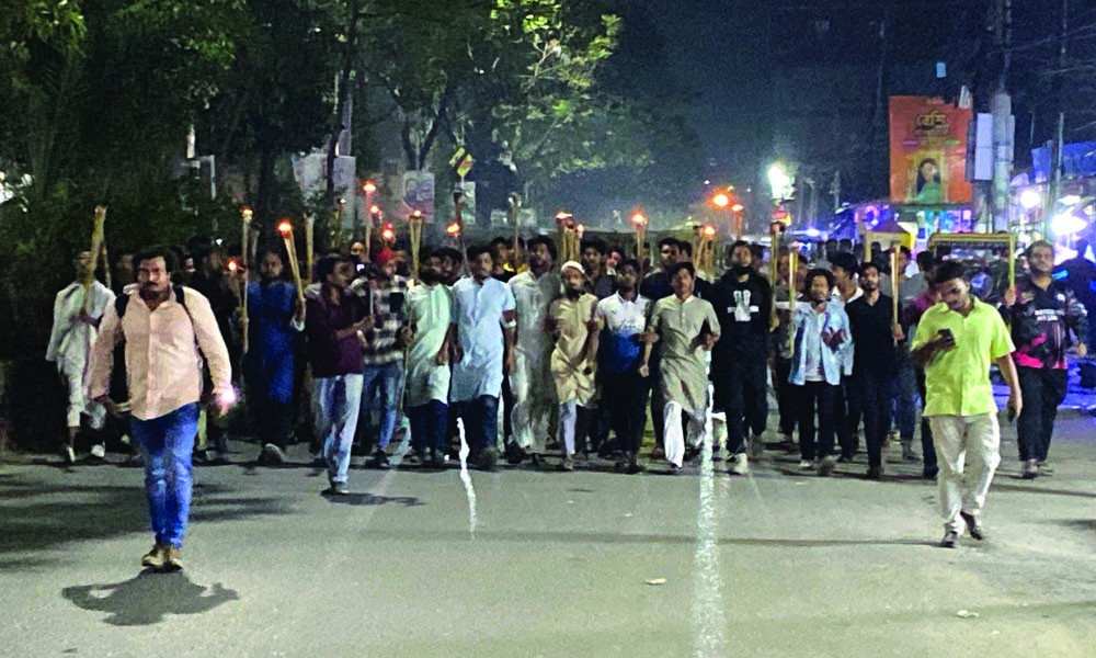 সারা দেশে নৈরাজ্যের প্রতিবাদে নারায়ণগঞ্জে এনসিপির মশাল মিছিল