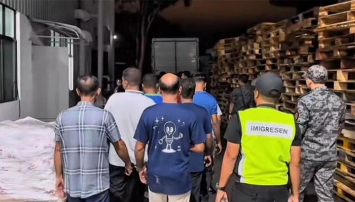 মালয়েশিয়ায় প্লাস্টিক কারখানায় অভিযান, ৪৫ বাংলাদেশিসহ ১২৩ বিদেশি আটক