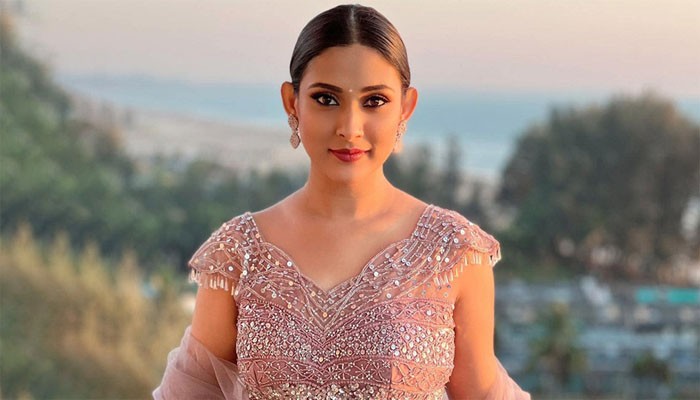 অভিনেত্রী মেহজাবীনের বিরুদ্ধে গ্রেপ্তারি পরোয়ানা