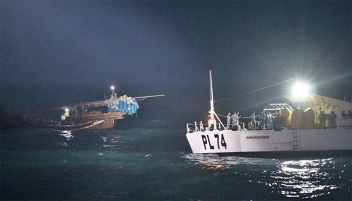 বাংলাদেশের ২৯ জেলে-মাঝিসহ ট্রলার ধরে নিয়ে গেছে ভারতীয় কোস্ট গার্ড