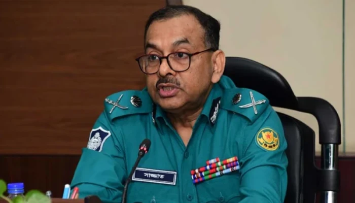 বাসে আগুন ও ককটেল হামলাকারীদের দেখামাত্র গুলির নির্দেশ ডিএমপি কমিশনারের