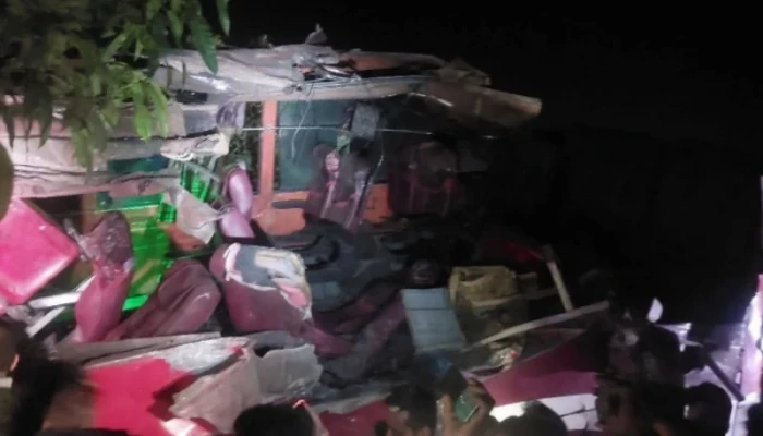 সীতাকুণ্ডে বাস-ট্রাক সংঘর্ষে ৫ জনের মৃত্যু