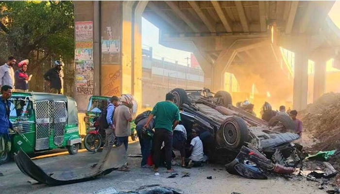 এক্সপ্রেসওয়ের রেলিং ভেঙে নিচে পড়লো প্রাইভেটকার, নিহত ১