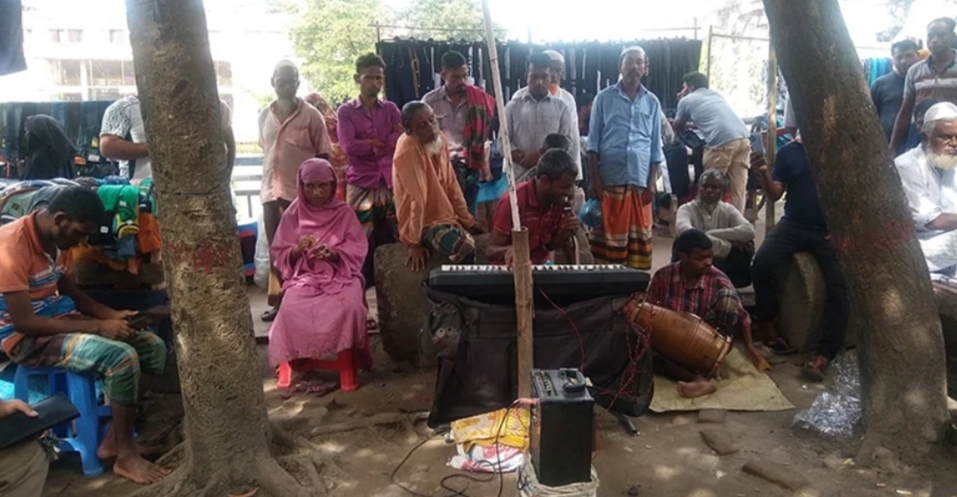 গান গাইতে বাধা দেয়ায় দৃষ্টিপ্রতিবন্ধী ৯ জনের পরিবারের জীবিকা বন্ধ