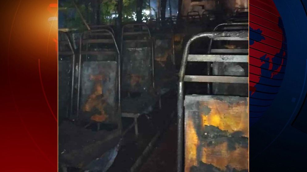 মিরপুরের বেড়িবাঁধে বাসে আগুন, নিহত শ্রমিক