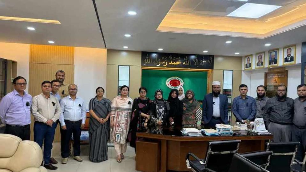 সারাদেশে কালো ব্যাজ ধারণ কর্মসূচি পালন করছেন বিচারকরা