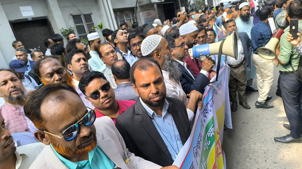 এবার মাধ্যমিক শিক্ষকদের ‘পূর্ণ কর্মবিরতি’ ঘোষণা, পরীক্ষাও বর্জন