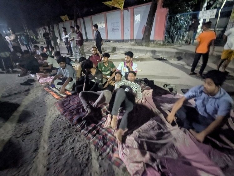 ‘ফাঁটল ধরা’ ছাত্রাবাস ছেড়ে সড়কে রাত কাটাচ্ছেন ঢাকা পলিটেকনিকের শিক্ষার্থীরা