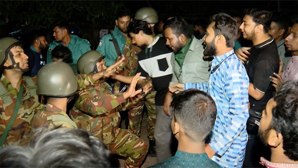 সরকারি আলিয়া মাদরাসায় গভীর রাত পর্যন্ত দফায় দফায় সংঘর্ষ