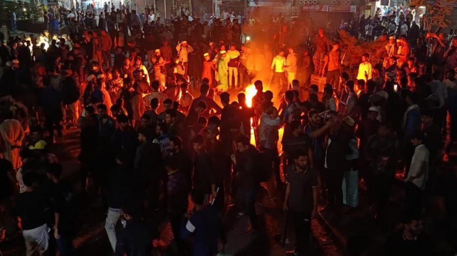 বরিশালে শিক্ষার্থীদের সঙ্গে পরিবহনশ্রমিকদের সংঘর্ষ, আহত অর্ধশতাধিক