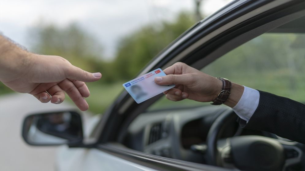 যুক্তরাষ্ট্রে ১৭ হাজার অভিবাসীর ড্রাইভিং লাইসেন্স বাতিল