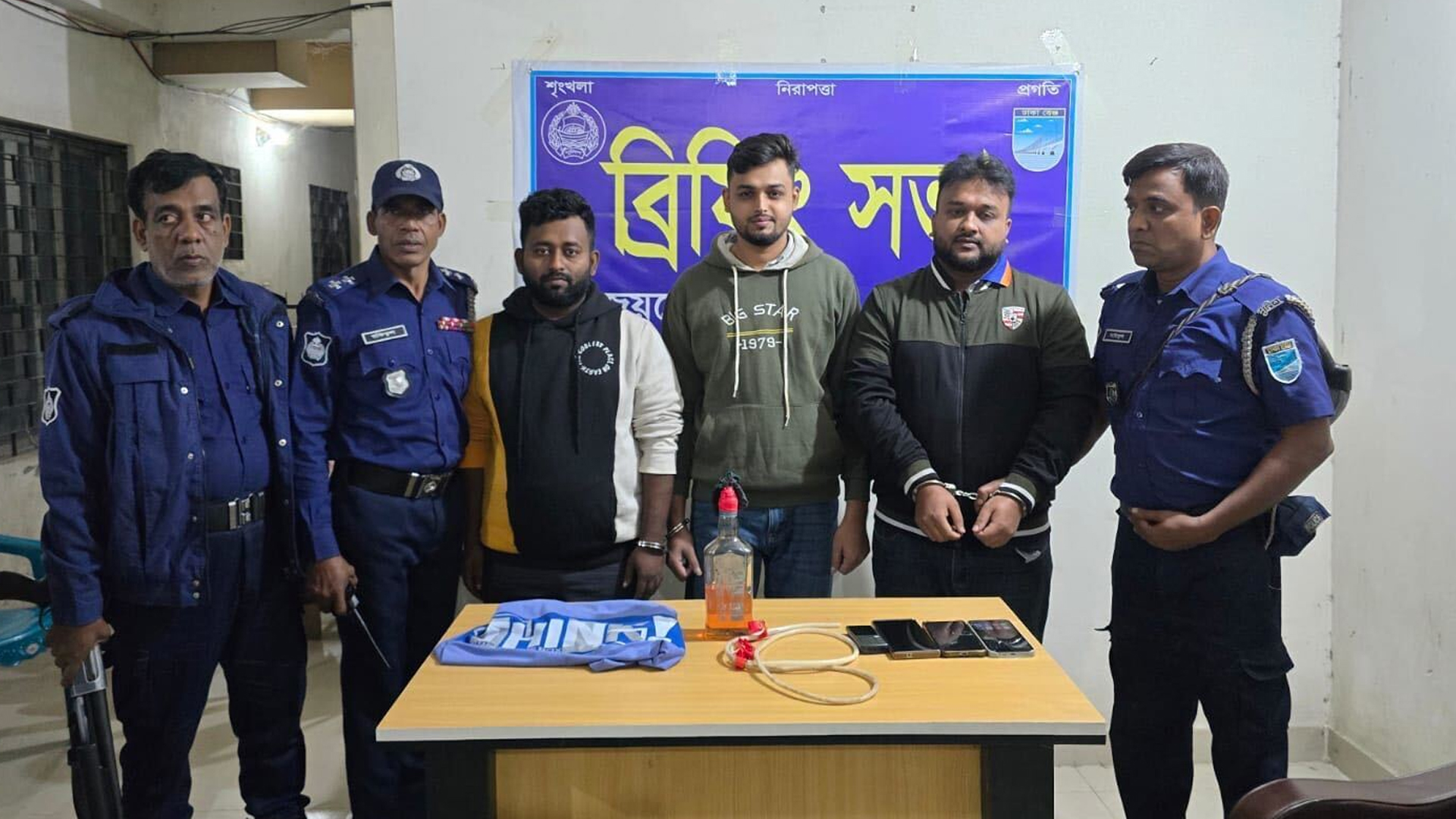 পেট্রল বোমাসহ ছাত্রলীগ ও স্বেচ্ছাসেবক লীগের ৩ নেতা আটক