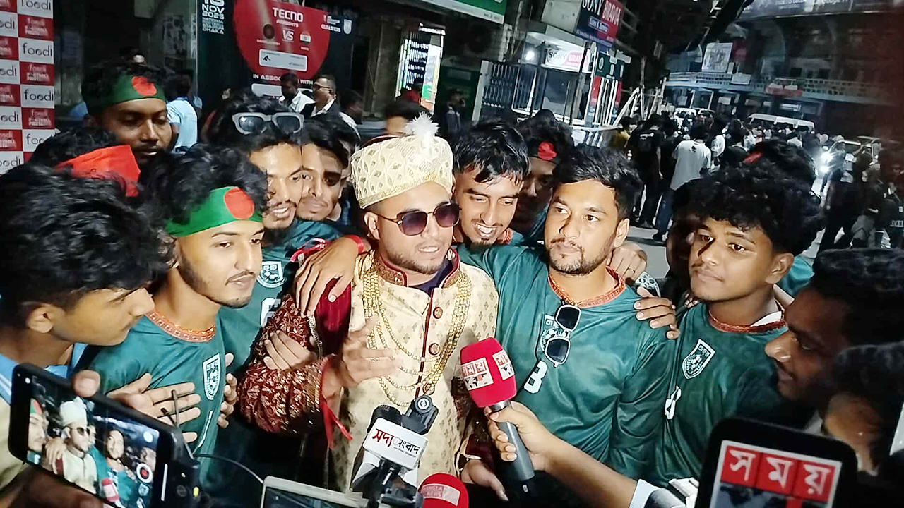 বরের বেশে মাঠে হাজির ভক্ত ‘হবু বউ বলেছিল ভারতকে না হারালে বিয়ে করবে না’