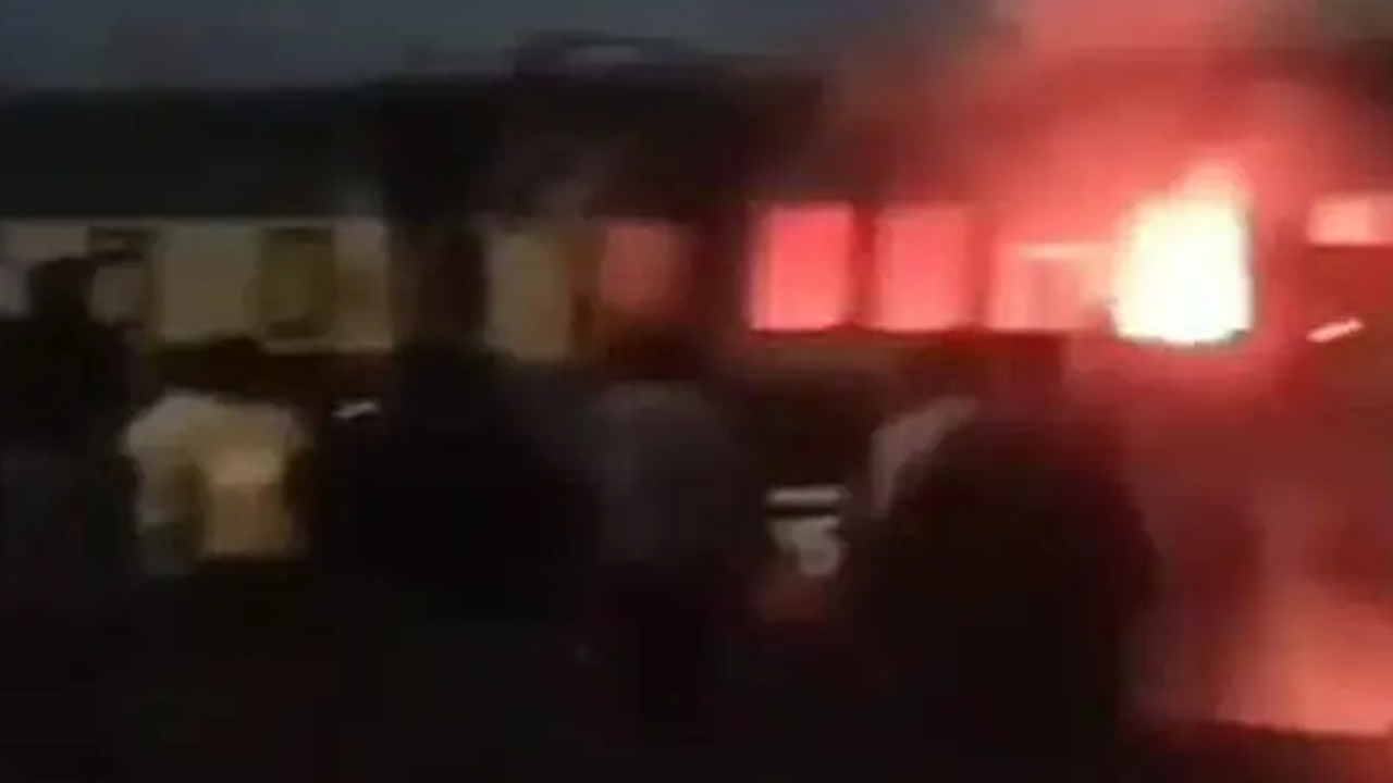 তেজগাঁওয়ে থেমে থাকা ট্রেনের বগিতে আগুন দিল দুর্বৃত্তরা