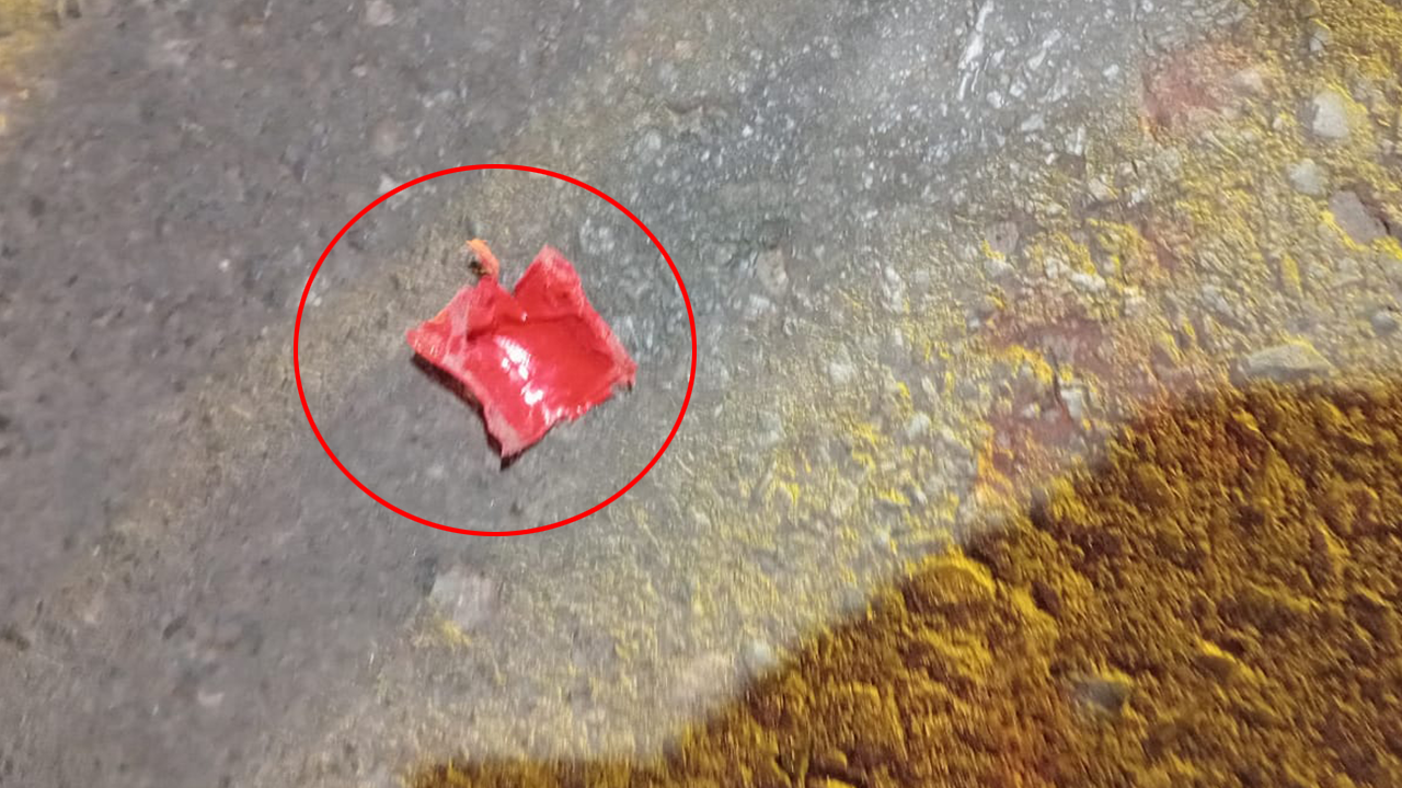 চলন্ত পিকআপ থেকে ককটেল বিস্ফোরণ