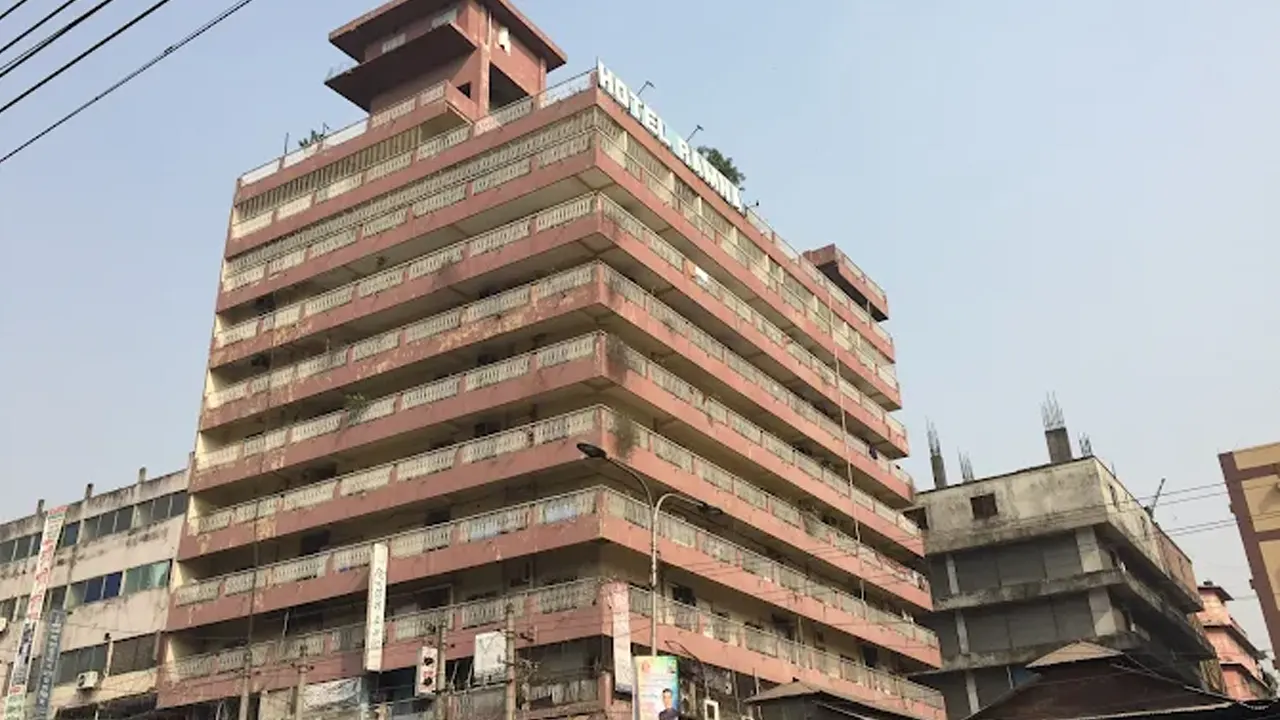 গভীর রাতে রাজধানীর গুলিস্তানের মার্কেটে আগুন