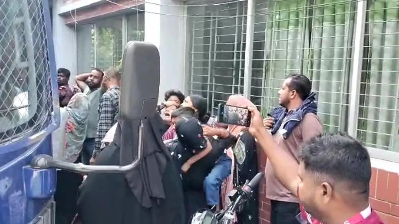 আ.লীগের ৫ শতাধিক সমর্থকের নামে চার মামলা, গ্রেপ্তার ২২