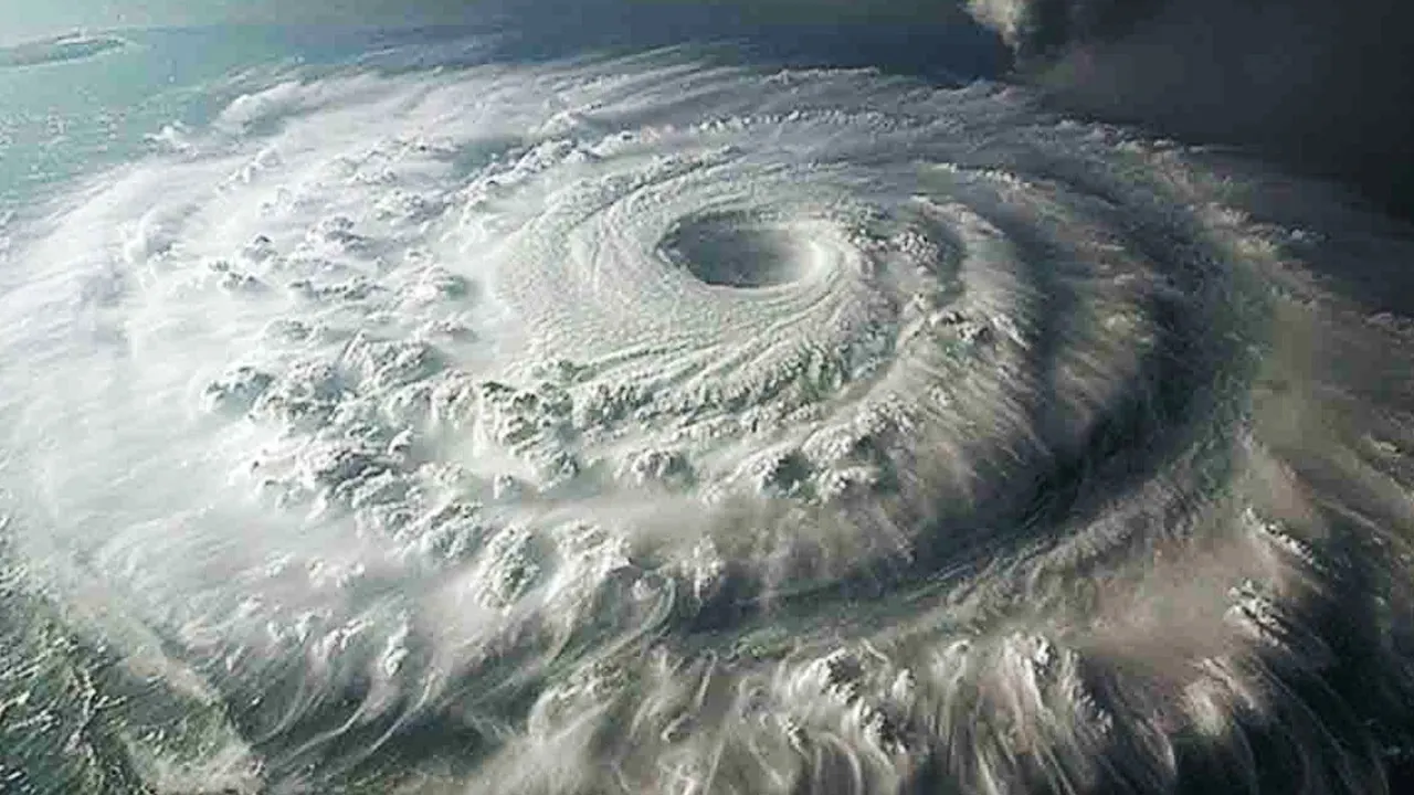 ধেয়ে আসছে ঘূর্ণিঝড় ‘ডিটওয়াহ’