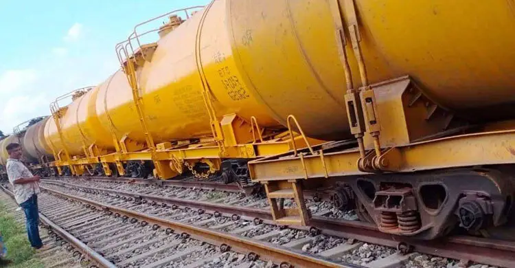 সিলেটে ট্রেন লাইনচ্যুত, সারাদেশের সঙ্গে রেল যোগাযোগ বিচ্ছিন্ন