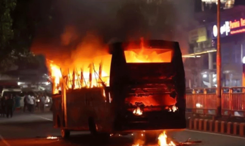 মধ্যরাতে পল্লবীর সাগুপ্তা সড়কে বাসে আগুন