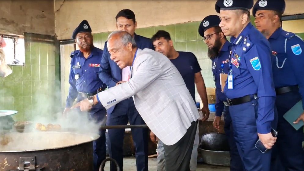 মাংসের চেয়ে আলু বেশি— ধরে ফেললেন স্বরাষ্ট্র উপদেষ্টা