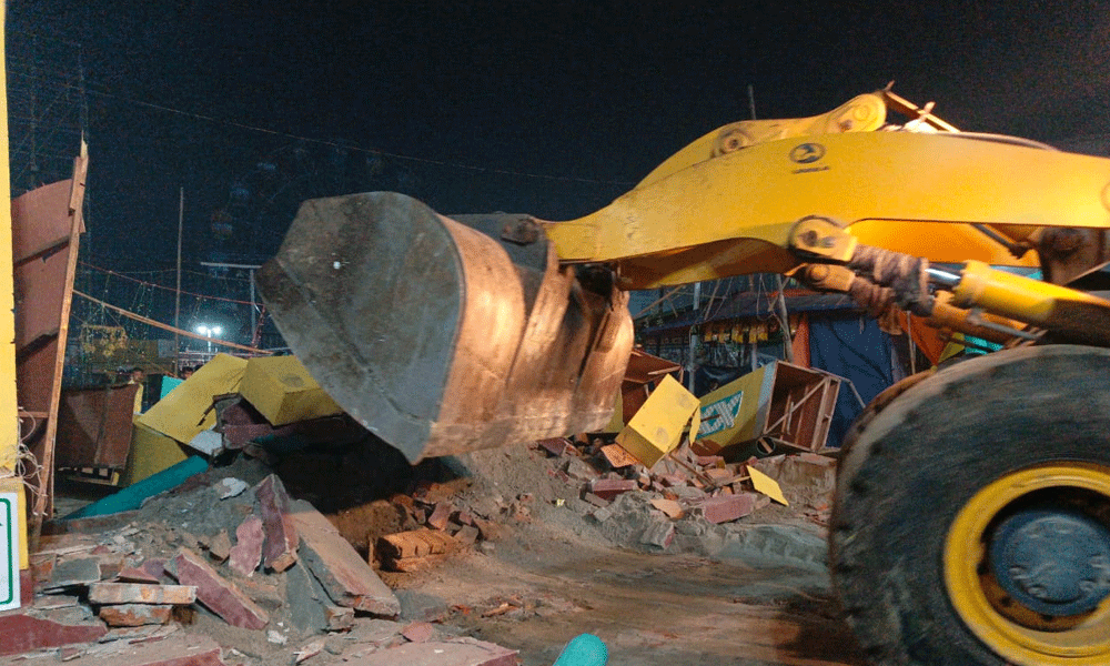 সাভারে অবৈধ বাণিজ্য মেলা বন্ধ করল উপজেলা প্রশাসন