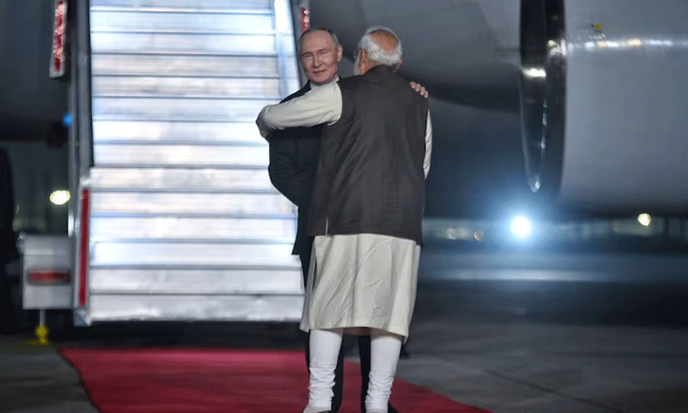 ২ দিনের সফরে ভারতে পুতিন, বিমানবন্দরে স্বাগত জানালেন মোদি