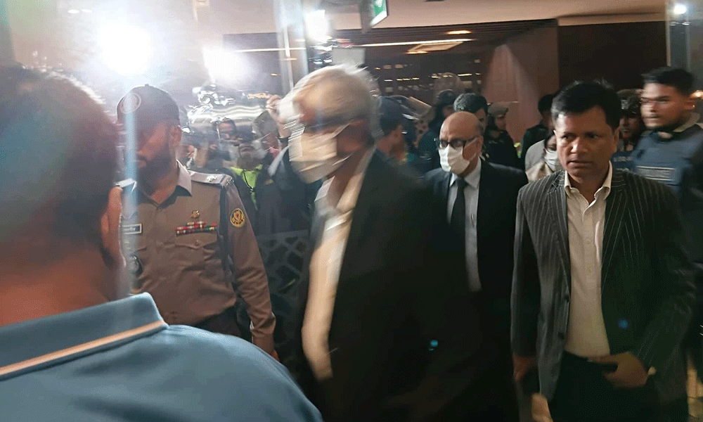 পুলিশি নিরাপত্তায় বাসায় ফিরলেন অর্থ উপদেষ্টা