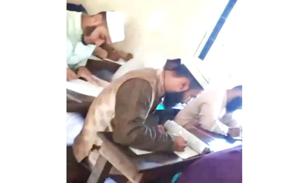 প্রকাশ্যে বই খুলে পরীক্ষা দিলেন অনার্স শিক্ষার্থীরা