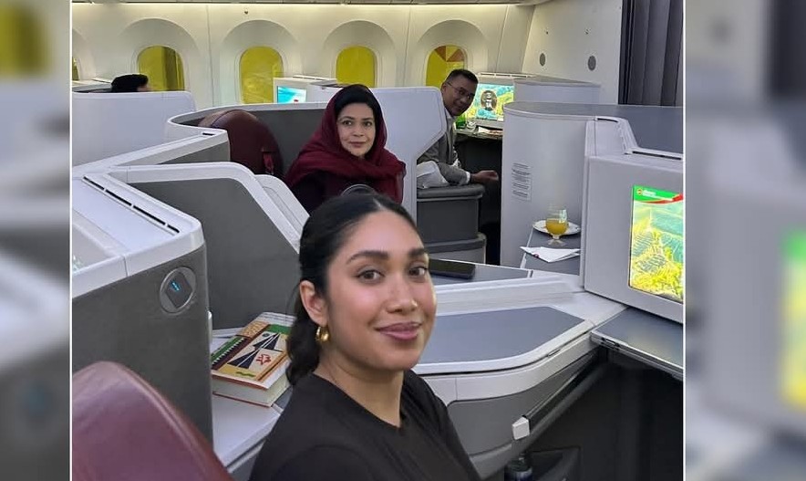 বিমানে একই ফ্রেমে স্ত্রী কন্যা নিয়ে তারেক রহমান