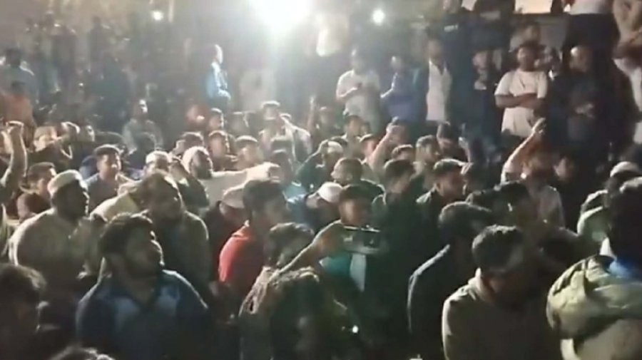 হাদির মৃত্যু: চট্টগ্রামে ভারতীয় সহকারী হাইকমিশন কার্যালয়ের সামনে অবস্থান