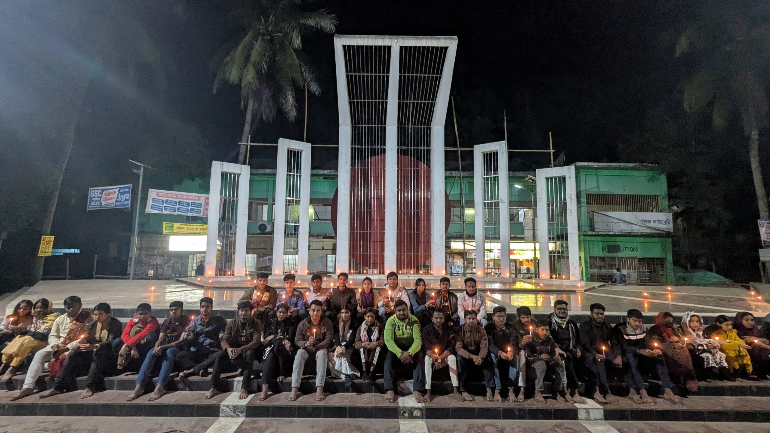 মোমবাতি প্রজ্বলনে স্বেচ্ছাসেবীদের সাতক্ষীরা মুক্ত দিবস পালন