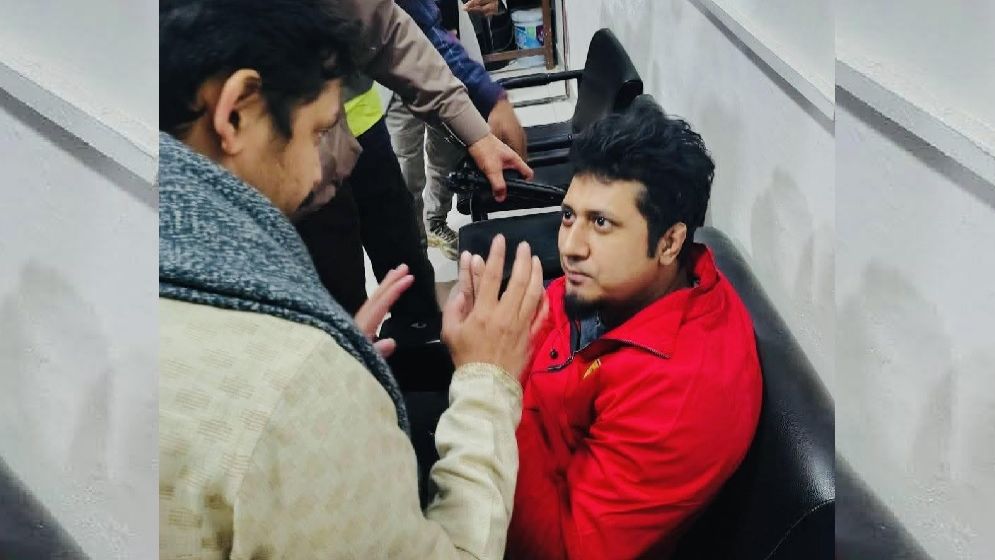 হাদি চত্বর থেকে পিস্তলসহ একজনকে আটক