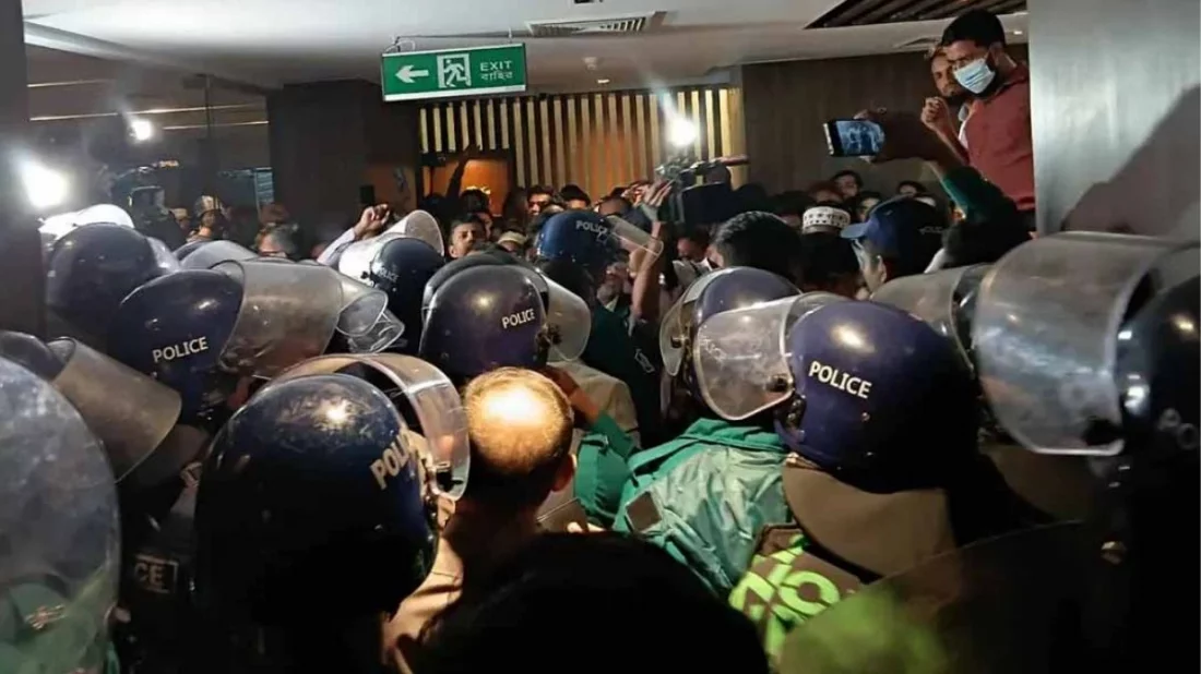 সন্ত্রাসবিরোধী মামলায় সচিবালয়ের ১৪ কর্মকর্তা–কর্মচারীর পাঁচ দিনের রিমান্ড