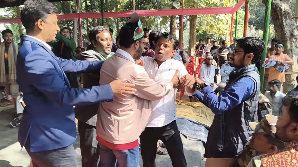 চাকসু ভিপির দিকে তেড়ে গেলেন ছাত্রদল সভাপতি, উত্তপ্ত ক্যাম্পাস