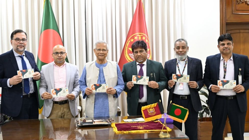 বিজয় দিবস উপলক্ষে স্মারক ডাকটিকিট অবমুক্ত করলেন প্রধান উপদেষ্টা