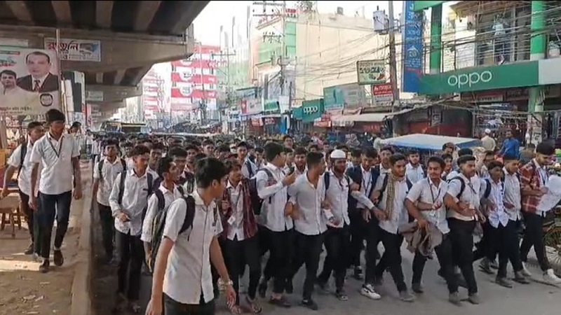 ইসলাম ও আল্লাহকে নিয়ে কটূক্তি করায় আবুল সরকারের ফাঁসির দাবিতে বিক্ষোভ