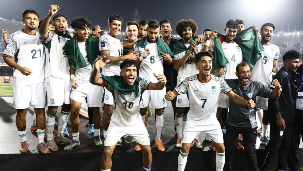 ভারতকে হারানোর পুরস্কার হাতে পেলেন হামজারা