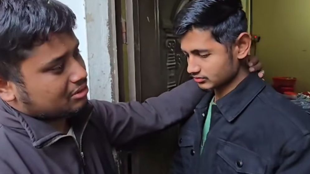 মাদ্রাসাছাত্রের করুণ অবস্থা দেখে কাঁদলেন হাসনাত