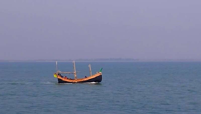 ২ ট্রলারসহ ১৩ জেলেকে ধরে নিয়ে গেছে আরাকান আর্মি