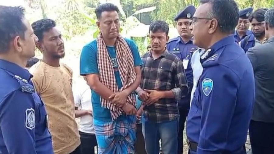 হিন্দু সম্প্রদায়ের দুই বাড়িতে আগুন, জড়িতদের শনাক্তে ৫০ হাজার টাকা পুরস্কার ঘোষণা দিলেন ডিআইজি