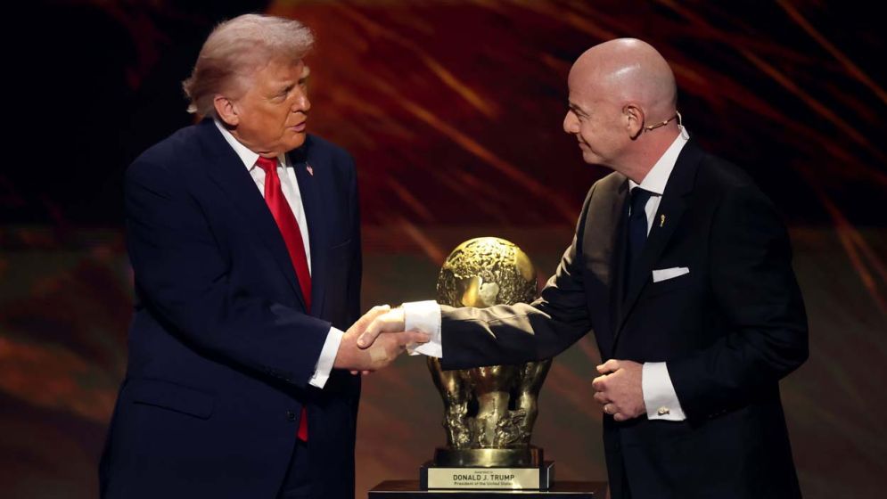 ট্রাম্পকে শান্তি পুরস্কার দিয়ে অশান্তিতে ফিফা সভাপতি