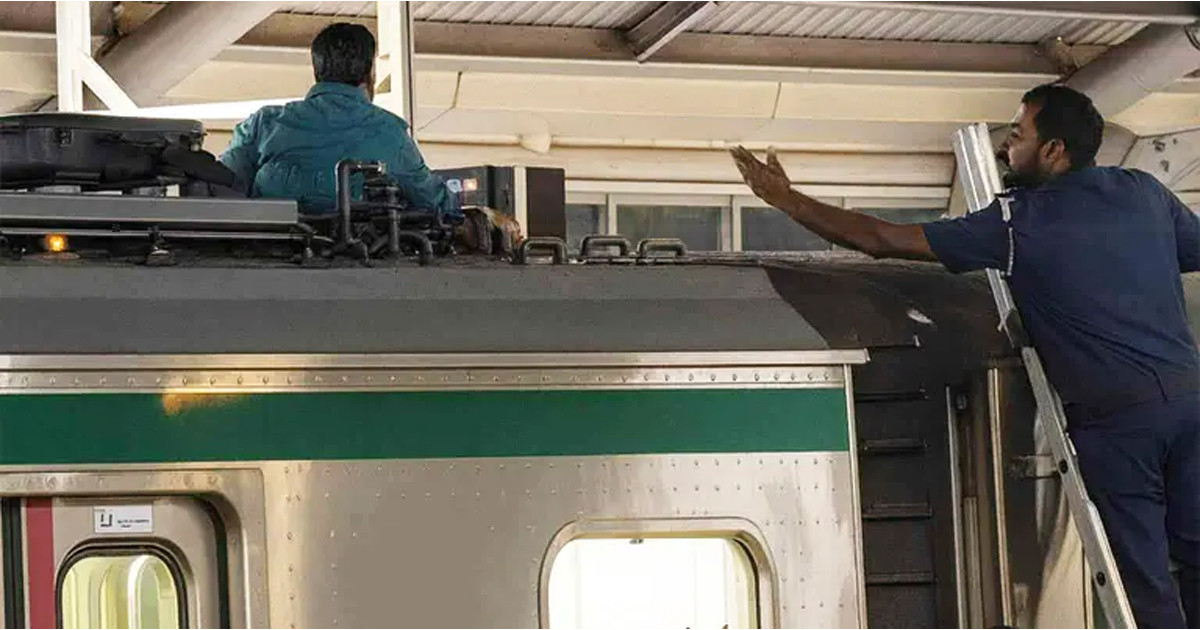 মেট্রোরেলের ছাদে ওঠা যে কারণে বিপজ্জনক