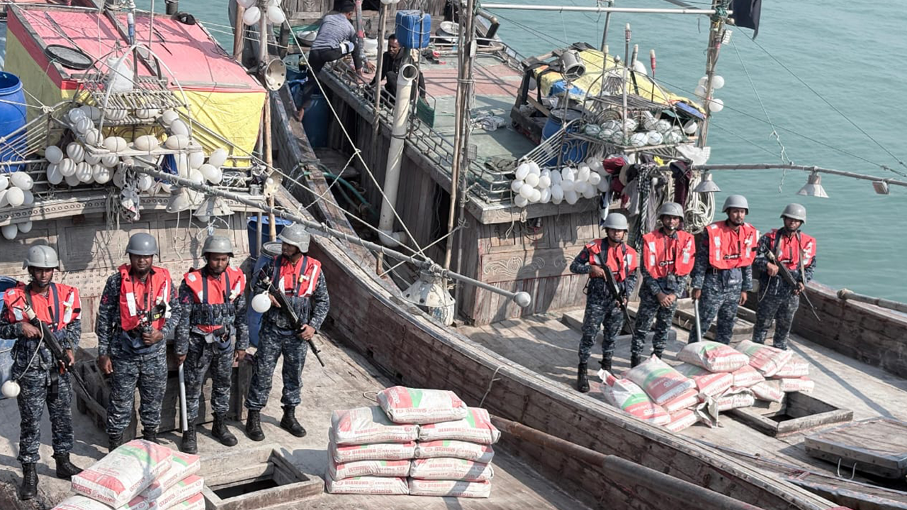 নৌবাহিনী থামাল মিয়ানমারে সিমেন্ট পাচার