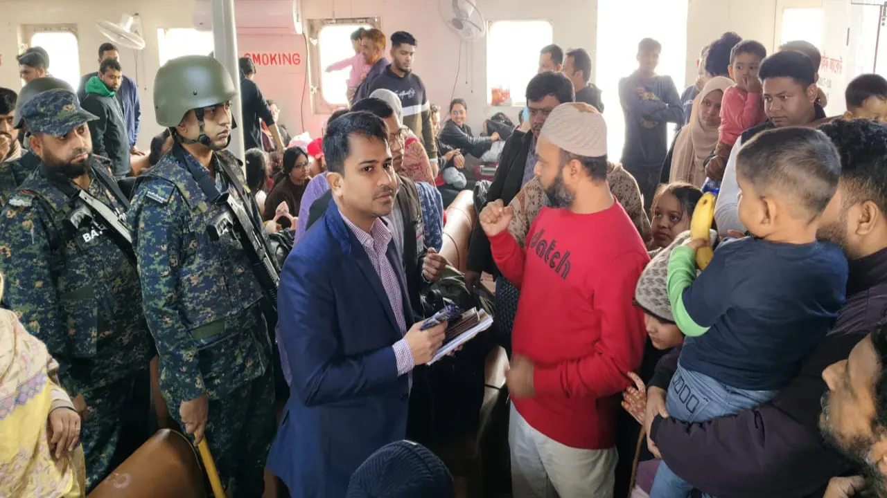 সেন্টমার্টিনগামী জাহাজকে লাখ টাকা জরিমানা