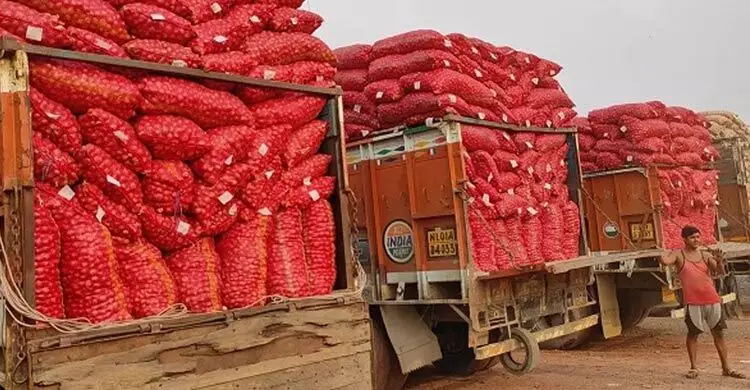 বেনাপোল বন্দর: দুইদিনে ভারত থেকে আমদানি করা হলো ১২০ মেট্রিক টন পেঁয়াজ